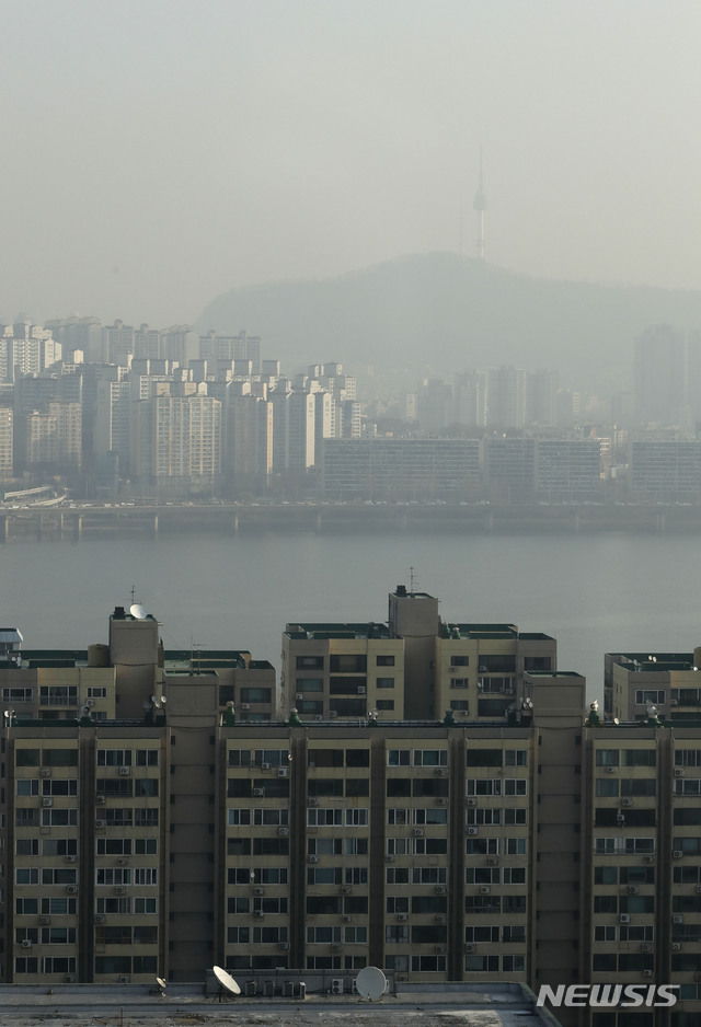 【서울=뉴시스】최동준 기자 = 19일 서울 여의도에서 바라본 도심이 미세먼지와 안개로 뿌옇게 보이고 있다. 2018.12.19. photocdj@newsis.com