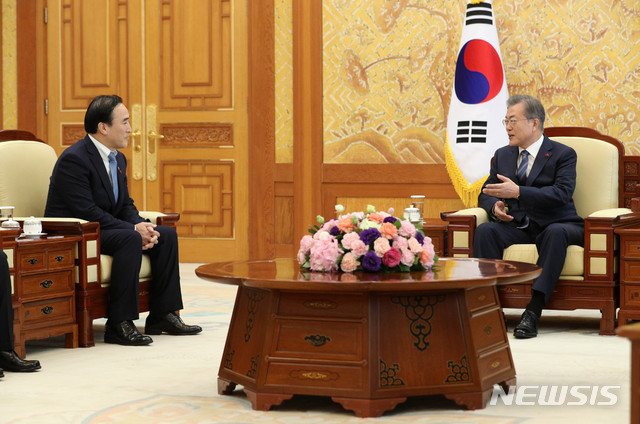 【서울=뉴시스】박진희 기자 = 문재인 대통령이 19일 청와대 본관에서 김종양 인터폴 총재를 접견하고 있다. 김 총재는 지난달 아랍에미리트(UAE) 두바이에서 열린 제87차 인터폴 총회에서 한국인 최초로 새 총재로 선출됐다. 2018.12.19. pak7130@newsis.com