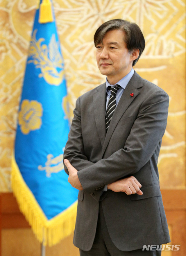 【서울=뉴시스】박진희 기자 = 조국 청와대 민정수석이 19일 청와대 본관에서 문재인 대통령과 김종양 인터폴 총재 접견을 기다리고 있다. 2018.12.19.&nbsp; pak7130@newsis.com