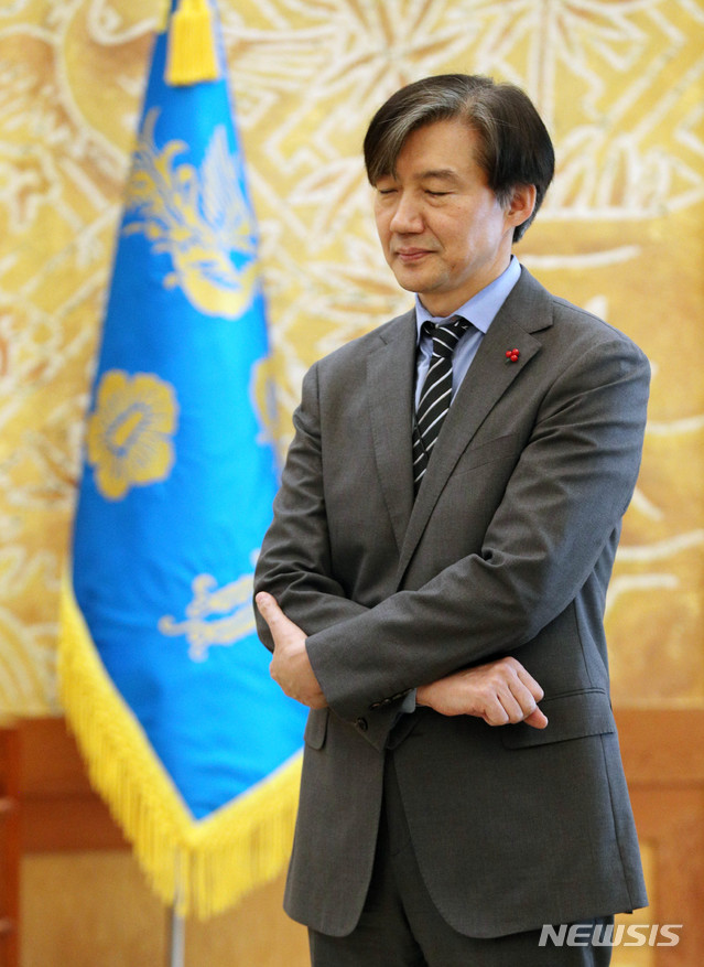 【서울=뉴시스】박진희 기자 = 조국 청와대 민정수석이 19일 청와대 본관에서 문재인 대통령과 김종양 인터폴 총재 접견을 기다리고 있다. 2018.12.19.&nbsp; pak7130@newsis.com