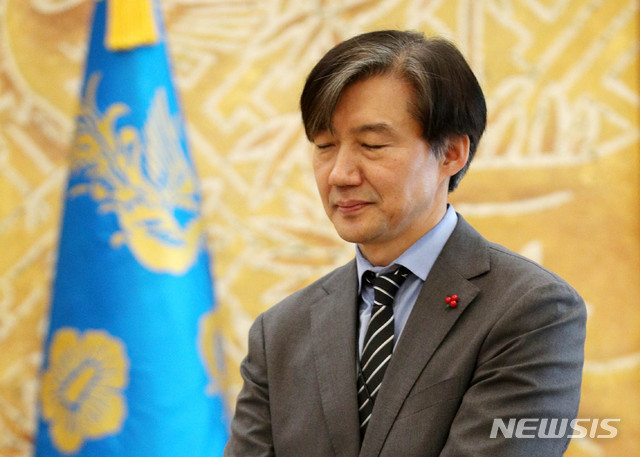 【서울=뉴시스】박진희 기자 = 조국 청와대 민정수석이 19일 청와대 본관에서 문재인 대통령과 김종양 인터폴 총재 접견을 기다리고 있다. 2018.12.19.&nbsp; pak7130@newsis.com