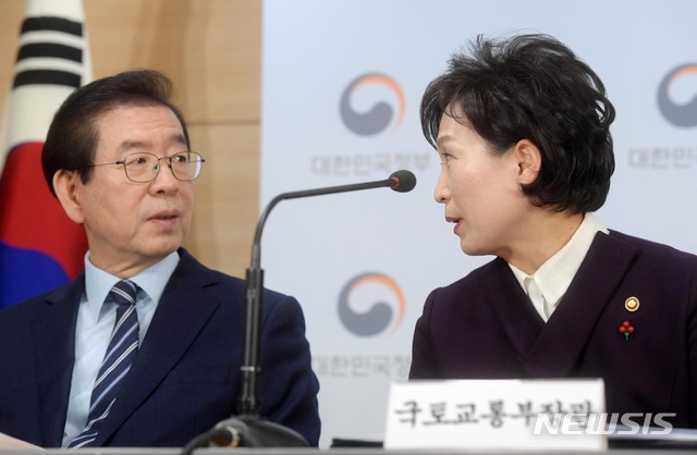 [서울=뉴시스]박주성 기자 = 김현미 국토교통부 장관(오른쪽)과 박원순 서울시장이 지난 2018년 12월19일 서울 종로구 정부서울청사 브리핑룸에서 열린 2차 수도권 주택공급 계획 및 수도권 광역교통망 개선방안 발표 기자회견에서 대화를 나누고 있다. 2018.12.19. photo@newsis.com