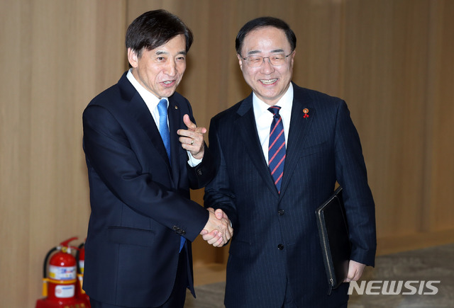 【서울=뉴시스】조성봉 기자 = 홍남기 경제부총리 겸 기획재정부 장관과 이주열(왼쪽) 한국은행 총재가 19일 오후 서울 중구 한국은행 대회의실에서 열린 오찬 면담에 앞서 악수를 하고 있다. 2018.12.19.suncho21@newsis.com