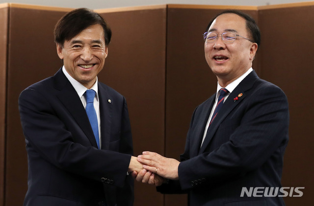 【서울=뉴시스】조성봉 기자 = 홍남기 경제부총리 겸 기획재정부 장관과 이주열 한국은행 총재가 19일 오후 서울 중구 한국은행 대회의실에서 열린 오찬 면담에서 악수를 하고 있다. 2018.12.19. suncho21@newsis.com
