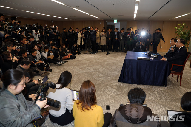 【서울=뉴시스】조성봉 기자 = 홍남기 경제부총리 겸 기획재정부 장관이 19일 오후 서울 중구 한국은행 대회의실에서 열린 이주열(왼쪽) 한국은행 총재와의 오찬 면담에서 인사말을 하고 있다. 2018.12.19. suncho21@newsis.com