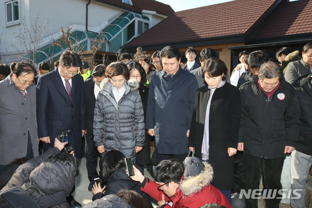 【강릉=뉴시스】김경목 기자 = 나경원 자유한국당 원내대표와 권성동 의원 등 한국당 관계자들이 강릉 펜션 참사 이틀째인 19일 오후 강원 강릉시 저동 펜션 사건 현장을 방문해 고인들의 명복을 빌며 묵념을 올리고 있다. 2018.12.19. photo31@newsis.com