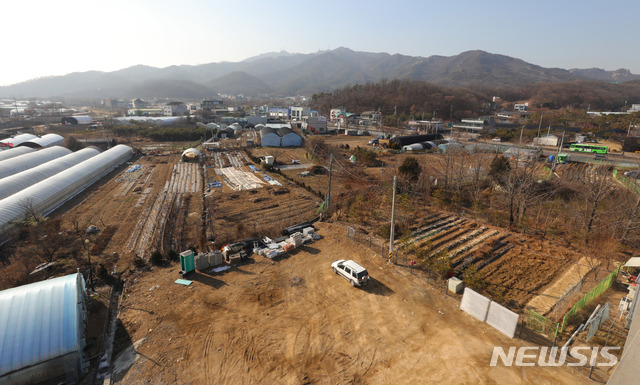 【과천=뉴시스】배훈식 기자 = 국토교통부가 19일 '2차 수도권 주택공급 계획 및 수도권 광역교통망 개선방안'을 발표하며 3기 신도시 예정지로 남양주 왕숙과 하남 교산, 과천, 인천 계양 등 4곳을 확정했다. 사진은 이날 오후 경기 과천시 과천동 신도시 예정부지. 2018.12.19. dahora83@newsis.com