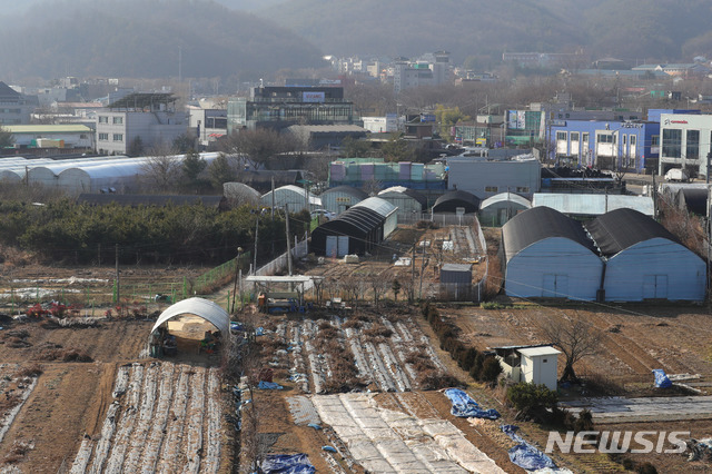 【과천=뉴시스】배훈식 기자 = 국토교통부가 19일 '2차 수도권 주택공급 계획 및 수도권 광역교통망 개선방안'을 발표하며 3기 신도시 예정지로 남양주 왕숙과 하남 교산, 과천, 인천 계양 등 4곳을 확정했다. 사진은 이날 오후 경기 과천시 과천동 신도시 예정부지. 2018.12.19. dahora83@newsis.com