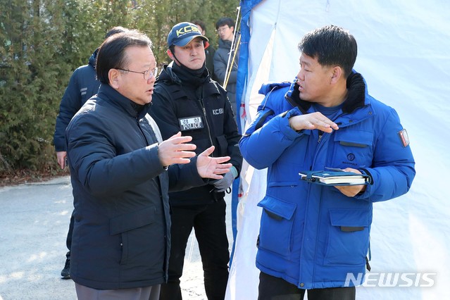 【서울=뉴시스】김부겸 행정안전부 장관이 지난 19일 강원 강릉시 펜션 사고 현장을 찾아 상황을 점검하고 있다. 2018.12.19. (사진=행정안전부 제공) photo@newsis.com