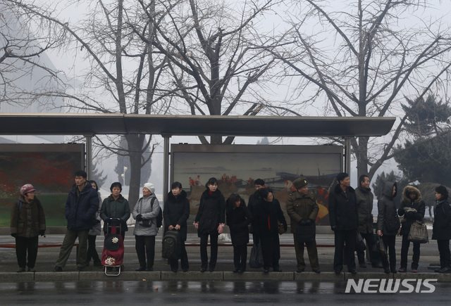 【평양=AP/뉴시스】19일 평양 시내에서 북한 주민들이 트롤리 버스를 기다리고 있다. 2018.12.19 