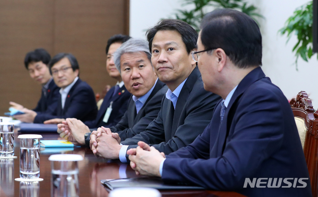 【서울=뉴시스】전신 기자 = 임종석 비서실장이 19일 청와대 여민관에서 열린 남북공동선언 이행추진위원회 2차 회의를 주재하고 있다. 2018.12.19.&nbsp; photo1006@newsis.com