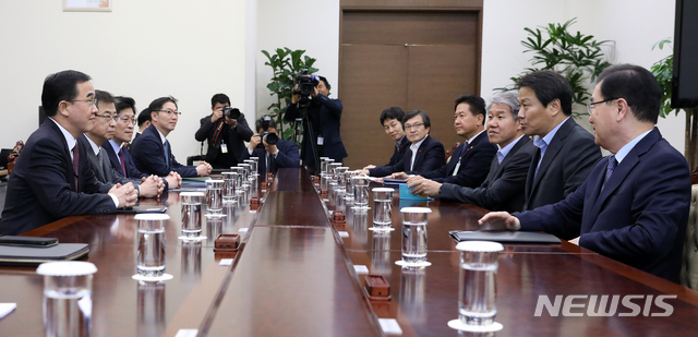 【서울=뉴시스】전신 기자 = 임종석 비서실장이 19일 청와대 여민관에서 열린 남북공동선언 이행추진위원회 2차 회의를 주재하고 있다. 2018.12.19.&nbsp; photo1006@newsis.com