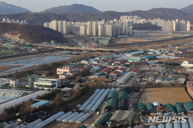 【남양주=뉴시스】배훈식 기자 = 국토교통부가 19일 '2차 수도권 주택공급 계획 및 수도권 광역교통망 개선방안'을 발표하며 3기 신도시 예정지로 남양주 왕숙과 하남 교산, 과천, 인천 계양 등 4곳을 확정했다. 사진은 이날 오후 경기 남양주시 진건읍 신도시 예정부지. 2018.12.19. dahora83@newsis.com