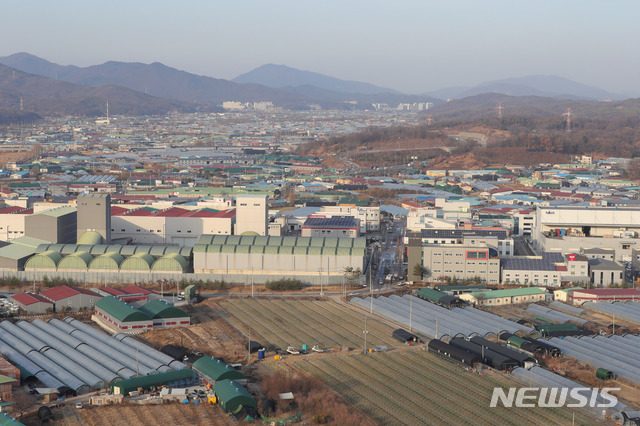 【남양주=뉴시스】배훈식 기자 = 국토교통부가 19일 '2차 수도권 주택공급 계획 및 수도권 광역교통망 개선방안'을 발표하며 3기 신도시 예정지로 남양주 왕숙과 하남 교산, 과천, 인천 계양 등 4곳을 확정했다. 사진은 이날 오후 경기 남양주시 진건읍 신도시 예정부지. 2018.12.19. dahora83@newsis.com