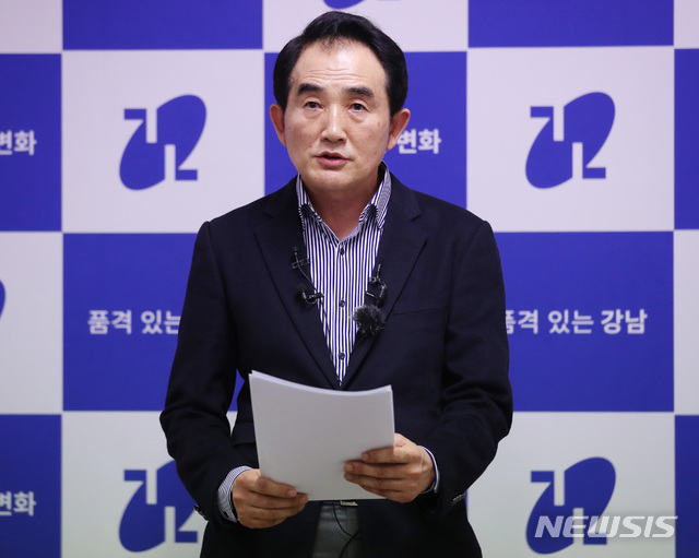 【서울=뉴시스】김진아 기자 = 박중섭 강남구 건축과장이 19일 오후 서울 강남구 es타워에서 붕괴 우려로 응급보강공사가 시작된 대종빌딩 관련 브리핑을 하고 있다.&nbsp; 이날 응급보강공사는 공사인력 약 10명이 투입됐으며, 우선 기둥 균열이 발견된 2층을 중심으로 상·하부 3개층에 층별로 지지대 20개를 설치하는 방식으로 진행할 계획이다. 강남구는 보강공사에 일주일에서 열흘이 걸릴 것으로 전했다. 2018.12.19.&nbsp; bluesoda@newsis.com