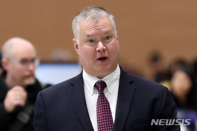 【인천공항=뉴시스】이영환 기자 = 스티브 비건(Stephen Biegun) 미국 국무부 대북정책 특별대표가 19일 오후 인천국제공항 제2여객터미널을 통해 방한하고 있다. 스티브 비건 특별대표는 오는 20일 이도훈 외교부 한반도평화교섭본부장과 양자 협의를 실시하고 21일 한미 워킹그룹간 2차회의를 개최할 예정이다. 2018.12.19. 20hwan@newsis.com