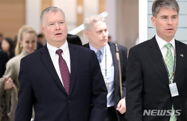 【인천공항=뉴시스】이영환 기자 = 스티브 비건(Stephen Biegun, 왼쪽) 미국 국무부 대북정책 특별대표가 19일 오후 인천국제공항 제2여객터미널을 통해 방한하고 있다.스티브 비건 특별대표는 오는 20일 이도훈 외교부 한반도평화교섭본부장과 양자 협의를 실시하고 21일 한미 워킹그룹간 2차회의를 개최할 예정이다. 2018.12.19. 20hwan@newsis.com