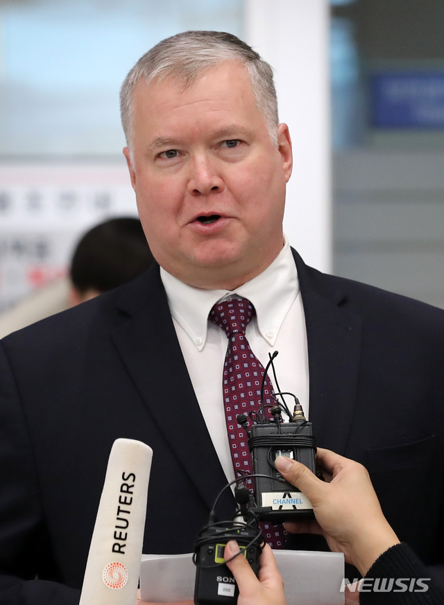 【인천공항=뉴시스】이영환 기자 = 스티브 비건(Stephen Biegun) 미국 국무부 대북정책 특별대표가 19일 오후 인천국제공항 제2여객터미널을 통해 방한해 발언을 하고 있다. 스티브 비건 특별대표는 오는 20일 이도훈 외교부 한반도평화교섭본부장과 양자 협의를 실시하고 21일 한미 워킹그룹간 2차회의를 개최할 예정이다. 2018.12.19.  20hwan@newsis.com