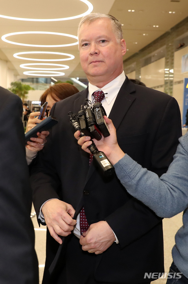 【인천공항=뉴시스】이영환 기자 = 스티브 비건(Stephen Biegun) 미국 국무부 대북정책 특별대표가 19일 오후 인천국제공항 제2여객터미널을 통해 방한하고 있다.스티브 비건 특별대표는 오는 20일 이도훈 외교부 한반도평화교섭본부장과 양자 협의를 실시하고 21일 한미 워킹그룹간 2차회의를 개최할 예정이다. 2018.12.19. 20hwan@newsis.com