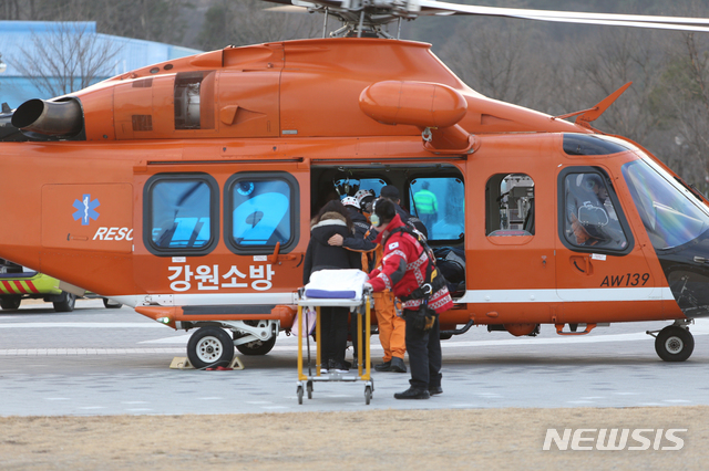 【강릉=뉴시스】김경목 기자 = 19일 오후 강원도 소방본부 소방공무원들이 강릉 펜션에서 일산화탄소 중독 사고로 사망한 서울 대성고 학생들 시신을 서울 장례식장으로 운구하기 위해 강원도 소방본부 제2항공대 헬기로 옮기고 유족들을 탑승시키고 있다. 2018.12.19. photo31@newsis.com