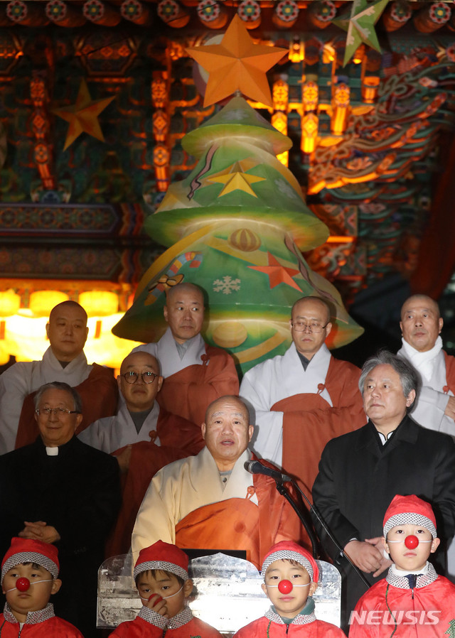 【서울=뉴시스】추상철 기자 = 조계사 '성탄 크리스마스 트리' 점등식이 열린 19일 오후 서울 종로구 조계사 일주문 앞에서 조계종 총무원장 원행스님이 인사말을 하고 있다. 2018.12.19. scchoo@newsis.com