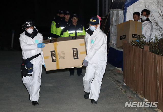 【강릉=뉴시스】김선웅 기자 = 19일 오후 강원 강릉시 가스중독 사고(3명 사망, 7명 부상) 발생 펜션에서 국과수 관계자들이 현장감식을 진행하며 보일러를 해체해 옮기고 있다. 2018.12.19.&nbsp; mangusta@newsis.com