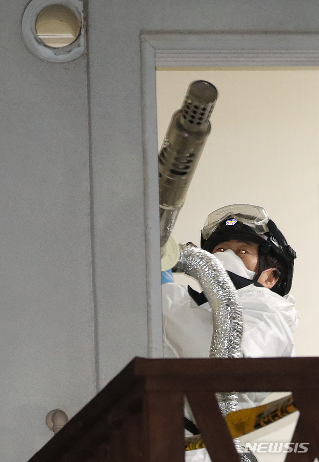 【강릉=뉴시스】김선웅 기자 = 19일 오후 강원 강릉시 가스중독 사고(3명 사망, 7명 부상) 발생 펜션에서 국과수 관계자들이 현장감식을 진행하며 보일로 연통을 옮기고 있다. 2018.12.19.&nbsp; mangusta@newsis.com