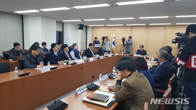 【서울=뉴시스】구무서 기자 = 탄력근로제 확대 적용 문제를 논의할 사회적 대화기구인 노동시간 제도 개선위원회가 20일 오전 출범했다. 2018.12.20.