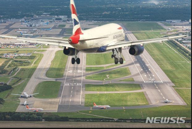 【서울=뉴시스】영국 런던의 개트윅 공항이 19일(현지시간) 공항 상공에 드론이 비행 중이라는 보고에 따라 일시적으로 운항이 중단되는 소동을 빚었다. 개트윅 공항에 비행기가 내리는 모습. <사진 출처 : 구글 이미지> 2018.12.20