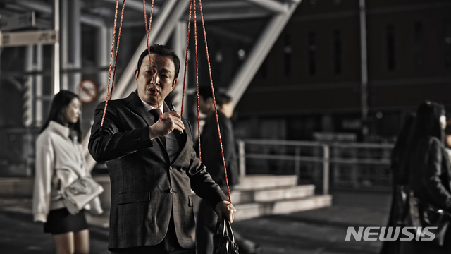 【세종=뉴시스】보건복지부 3차 금연광고 '흡연노예' 편. 2018.12.20. (사진 = 보건복지부 제공) photo@newsis.com 