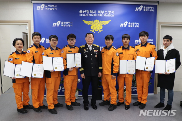 【울산=뉴시스】구미현 기자 = 울산 북부소방서는 20일 심폐소생술 등 신속한 응급처치로 시민의 생명을 살린 119구급대원들에게 개서 후 첫 하트세이버 인승서를 수여했다. 2018.12.20. (사진=울산 북부소방서 제공)photo@newsis.com