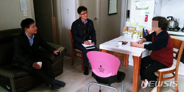 【서울=뉴시스】 강서구 발산1동장(좌 김병옥) 가정을 방문해 후속 상담. 2018.12.20. (사진=강서구 제공)