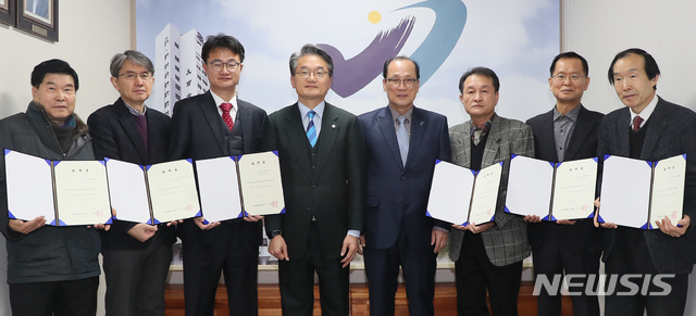 【완주=뉴시스】윤난슬 기자 = 우석대 법률상담센터는 20일 무료 법률 및 행정 상담업무를 맡을 17명의 위원을 위촉했다. 2018.12.20.(사진=완주군 제공) photo@newsis.com