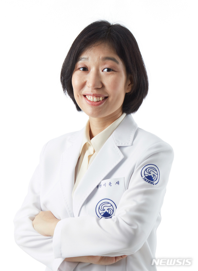 【서울=뉴시스】백영미 기자 = 자생한방병원 척추관절연구소 이윤재 한의사. 2018.12.20.(사진= 자생한방병원 제공) photo@newsis.com 