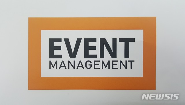 【세종=뉴시스】노왕섭 기자 = 한국영상대학교(총장 유재원) 이벤트연출과는 20일 학과 설립 20주년을 맞아, 새로운 미래비전을 담은 DI(Department Identity)를 발표했다.DI의 오렌지 색 네모는오렌지 스퀘어를 의미한다. 오렌지 스퀘어란 학생들이 자신의 열정과 창의력을 마음껏 펼질 수 있는 자유의 광장, 구성원 모두 하나 되어 협력함으로써 월드 베스트로 우뚝 서는 꿈과 비전의 광장을 상징한다. 2018.12.20. (사진=한국영상대학교 제공) photo@newsis.com