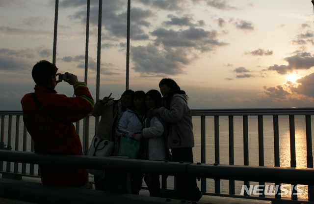  【부산=뉴시스】허상천 기자 = 부산시설공단은 2019년 기해년 새해를 맞아 광안대교 상층부 전 구간에서 ‘해맞이행사’를 한다고 20일 밝혔다. 2018.12.20. (사진 = 시설공단 제공)  photo@newsis.com