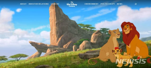 【서울=뉴시스】미국 월트 디즈니 사의 '하쿠나 마타타(Hakuna Matata)' 상표권 철회를 촉구하는 청원에 5만명 이상이 동의 의사를 밝혔다고 19일(현지시간) CNN이 보도했다. 짐바브웨 출신의 활동가 셸턴 음팔라는 청원을 내며 하쿠나 마타타를 상표권으로 등록한 디즈니에 대해 "식민주의적이며 강탈행위"라고 비난했다. (사진=월트 디즈니 홈페이지 캡처) 2018.12.20