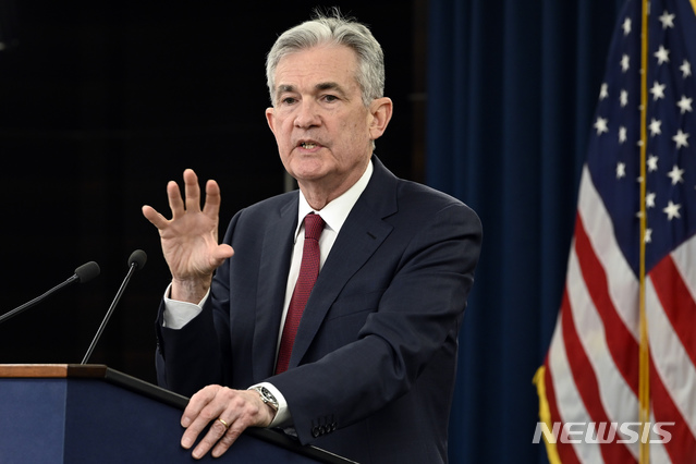 【워싱턴DC=AP/뉴시스】제롬 파월 미국 연방준비제도 의장이 19일(현지시간) 워싱턴DC에서 기자회견을 하고 있다. 연준은 미국 경제 상황을 반영해 기준금리를 인상했는데 이는 올들어 네 번째다. 2018.12.20.