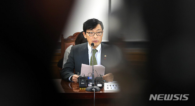 【서울=뉴시스】추상철 기자 = 제58차 거시경제금융회의가 열린 20일 오전 서울 중구 은행회관에서 이호승 기획재정부 1차관이 미국 중앙은행인 연방준비제도의 금리인상 발표에 따른 영향 점검 등을 논의하는 회의를 주재하고 있다. 2018.12.20.&nbsp; scchoo@newsis.com