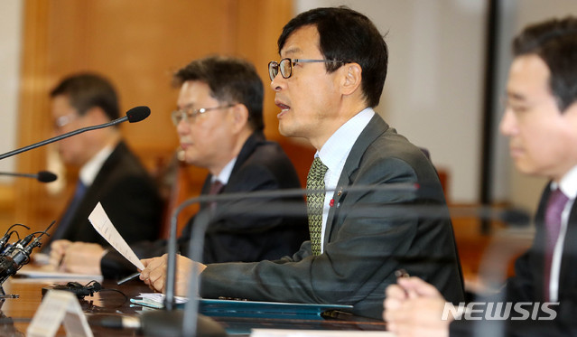 【서울=뉴시스】추상철 기자 = 제58차 거시경제금융회의가 열린 20일 오전 서울 중구 은행회관에서 이호승 기획재정부 1차관이 미국 중앙은행인 연방준비제도의 금리인상 발표에 따른 영향 점검 등을 논의하는 회의를 주재하고 있다. 2018.12.20.&nbsp; scchoo@newsis.com