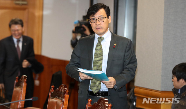 【서울=뉴시스】추상철 기자 = 제58차 거시경제금융회의가 열린 20일 오전 서울 중구 은행회관에서 이호승 기획재정부 1차관이 미국 중앙은행인 연방준비제도의 금리인상 발표에 따른 영향 점검 등을 논의하는 회의에 참석하고 있다. 2018.12.20.&nbsp; scchoo@newsis.com