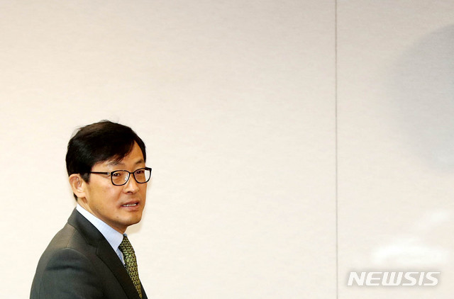 【서울=뉴시스】추상철 기자 = 제58차 거시경제금융회의가 열린 20일 오전 서울 중구 은행회관에서 이호승 기획재정부 1차관이 미국 중앙은행인 연방준비제도의 금리인상 발표에 따른 영향 점검 등을 논의하는 회의에 참석하고 있다. 2018.12.20.&nbsp; scchoo@newsis.com