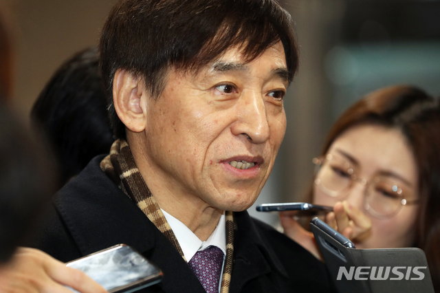 【서울=뉴시스】김병문 수습기자 = 이주열 한국은행 총재가 20일 오전 서울 중구 한국은행 본관 로비에서 미국 연준 금리 인상 관련 브리핑을 하고 있다. 2018.12.20.&nbsp; dadazon@newsis.com 