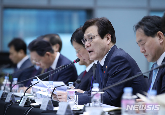 【서울=뉴시스】박미소 수습기자 = 20일 오전 서울 중구 예금보험공사에서 열린 '2018 금융발전심의회 전체회의'에서 최종구 금융위원장이 모두 발언을 하고 있다. 2018.12.20. misocamera@newsis.com