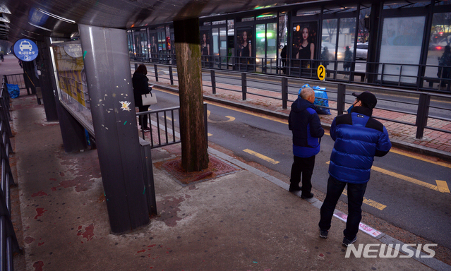 【광주=뉴시스】변재훈 기자 = 20일 오전 광주 서구 광천동 종합버스터미널 앞 택시정류장에서 시민들이 택시를 기다리고 있다. 이날 오전 4시부터 광주택시업계는 '자가용 카풀 영업'에 반대하며 동맹휴업에 나섰다. 2018.12.20.&nbsp; wisdom21@newsis.com