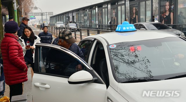 [광주=뉴시스] 택시 이용하는 광주시민. (사진=뉴시스 DB). photo@newsis.com