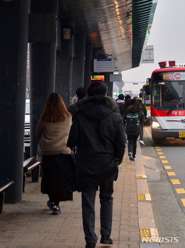 【광주=뉴시스】변재훈 기자 = 19일 오전 광주 서구 광천동 종합버스터미널 앞 버스환승센터에서 택시를 타지 못한 시민들이 버스를 타기 위해 기다리고 있다. 이날 오전 4시부터 광주택시업계는 '자가용 카풀 영업'에 반대하며 동맹휴업에 나섰다. 2018.12.20.&nbsp; wisdom21@newsis.com