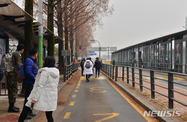 【광주=뉴시스】변재훈 기자 = 20일 오전 광주 서구 광천동 종합버스터미널 앞 택시정류장에서 택시를 기다리고 있던 시민들이 인근 버스정류장을 향해 발걸음을 옮기고 있다. 이날 오전 4시부터 광주택시업계는 '자가용 카풀 영업'에 반대하며 동맹휴업에 나섰다. 2018.12.20.&nbsp; wisdom21@newsis.com