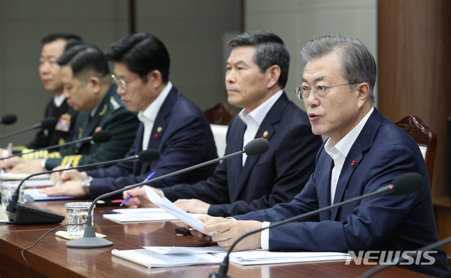 【서울=뉴시스】박진희 기자 = 문재인 대통령이 20일 오전 서울 용산구 국방부 대회의실에서 열린 '2019년 국방부 업무보고'에서 모두발언하고 있다. 2018.12.20. pak7130@newsis.com