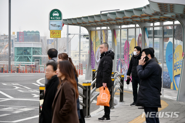 【대구=뉴시스】우종록 기자 = 택시업계 총파업으로 택시 운행이 중단된 20일 오전 대구 동구 신암동 동대구역 앞 광장 택시 승강장에서 시민들이 택시를 기다리고 있다. 2018.12.20. wjr@newsis.com